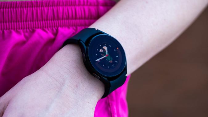 Samsung S Galaxy Watch 4 Drops To A New Low Of 130 Engadget