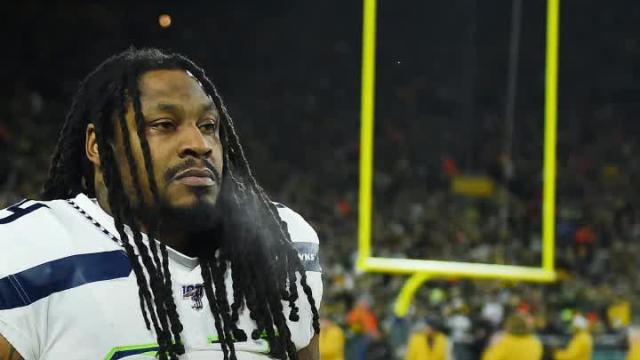 Marshawn Lynch pops into Packers locker room for jersey exchange