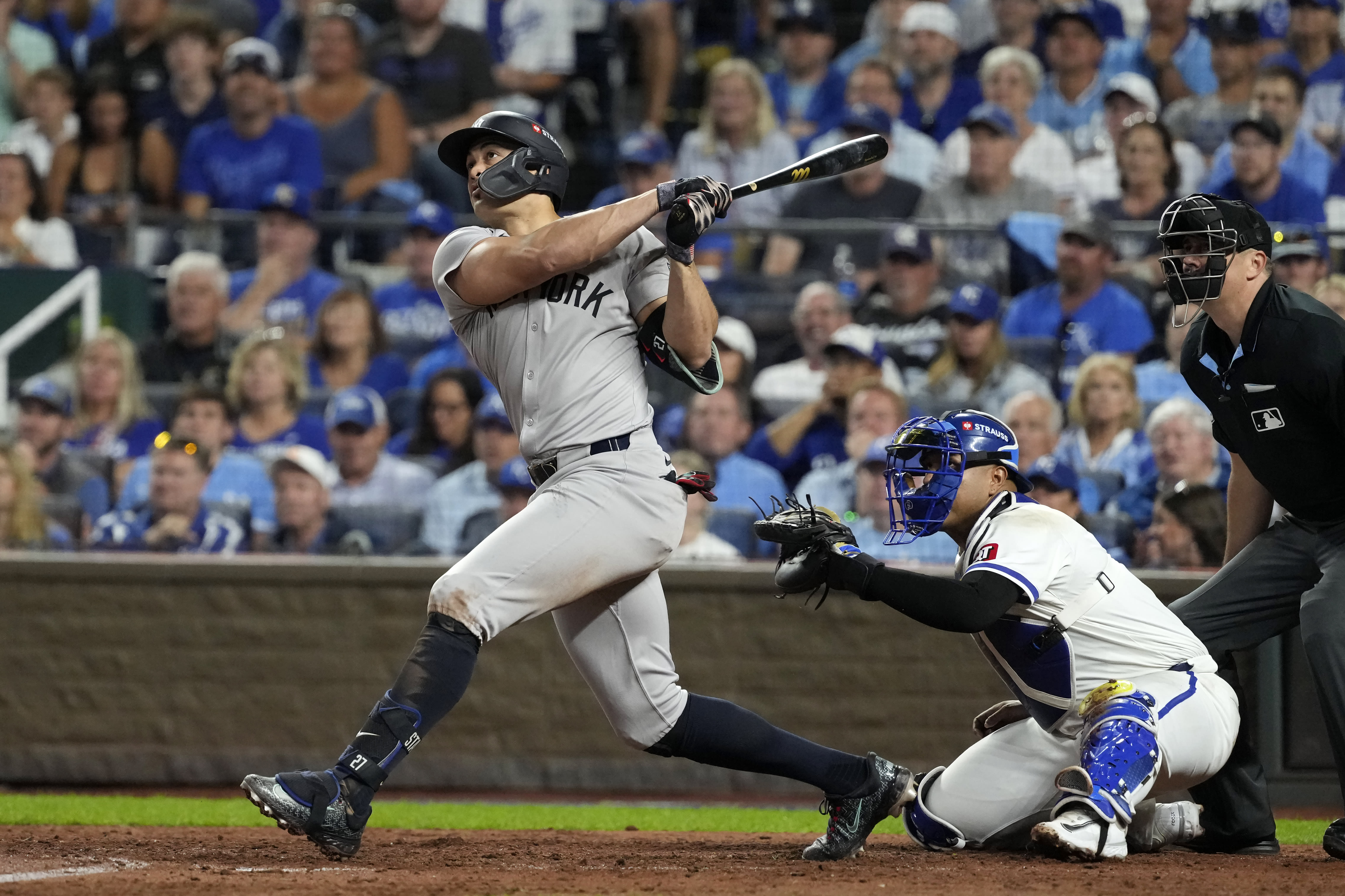 Live updates: Stanton's late shot breaks tie, puts Yankees on cusp of ALCS