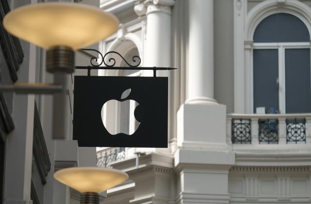 THE HAGUE, NETHERLANDS - JUNE 24: The Apple logo hangs outside its store on June 24, 2020 in The Hague, Netherlands. (Photo by Yuriko Nakao/Getty Images)
