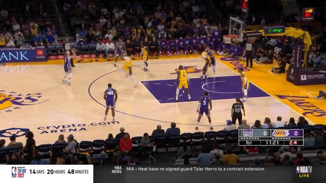Kevin Huerter with a first basket of the game vs the Los Angeles Lakers