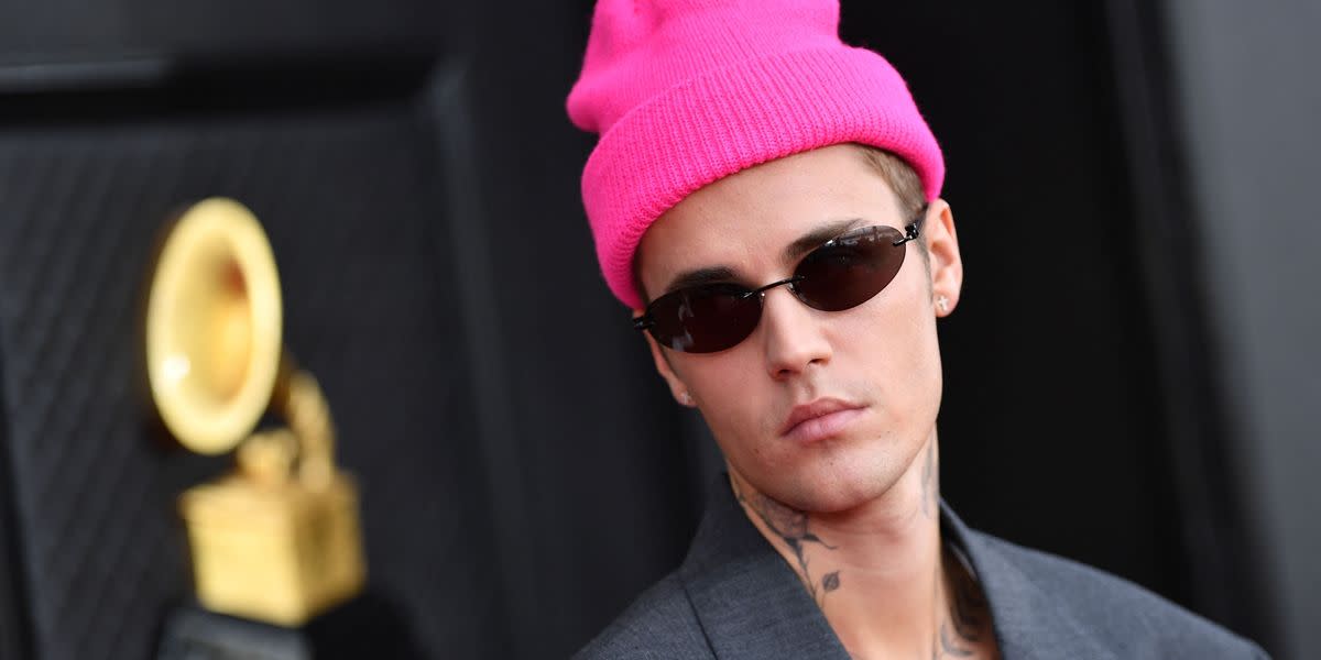 Justin Bieber Is Swimming In Oversized Grammys Suit, And Twitter Has Some Notes