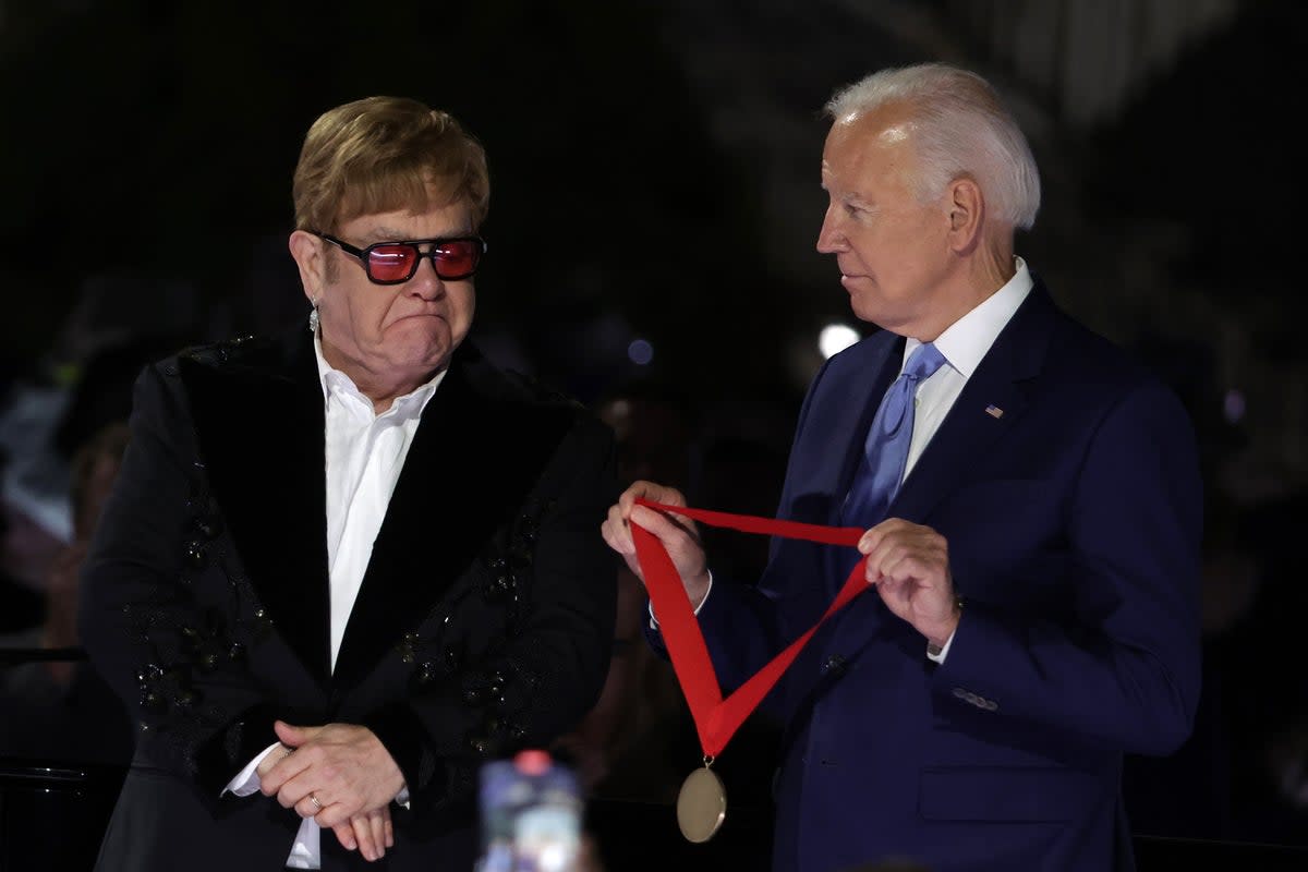 Joe Biden remet à Elton John “sidéré” la médaille nationale des sciences humaines à la Maison Blanche