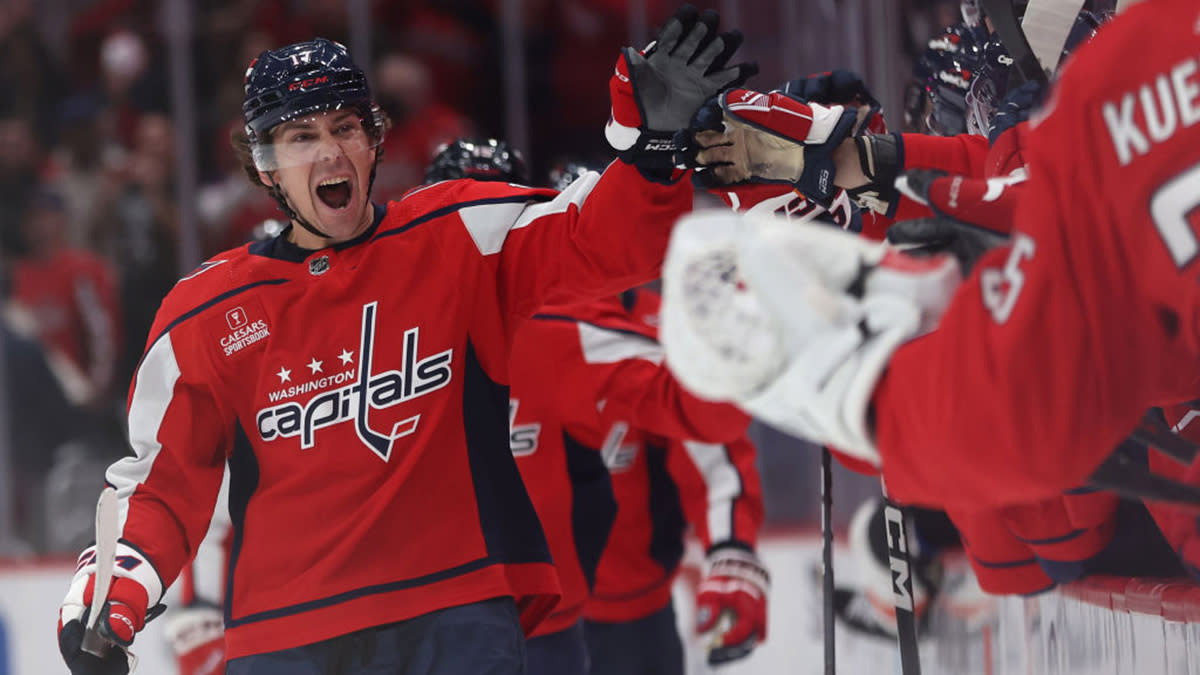 Capitals score 5 straight goals to beat Flyers 5-2 in big win for playoff hopes