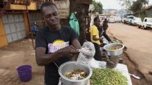 Los saltamontes son una delicia culinaria en Uganda