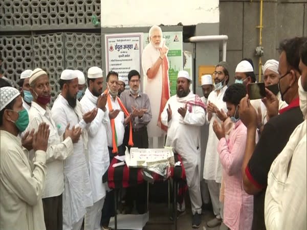 Delhi S Muslim Community Celebrates Pm Modi S 70 Birthday At Nizamuddin Markaz