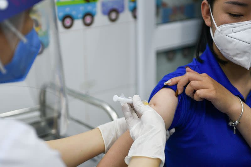 Việt Nam đưa ra hạn chót là ngày 15 tháng 9 để tiêm chủng cho người lớn ở các thành phố lớn