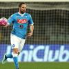 Napoli prende di mira Higuain: foto sui camion rifiuti