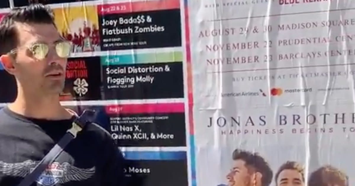 Joe Jonas Points Out Jonas Brothers Msg Concert Poster On N Y C