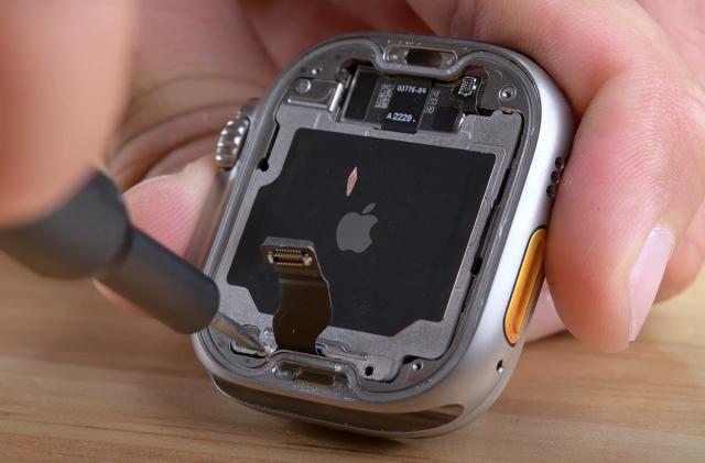 Apple Watch Ultra teardown