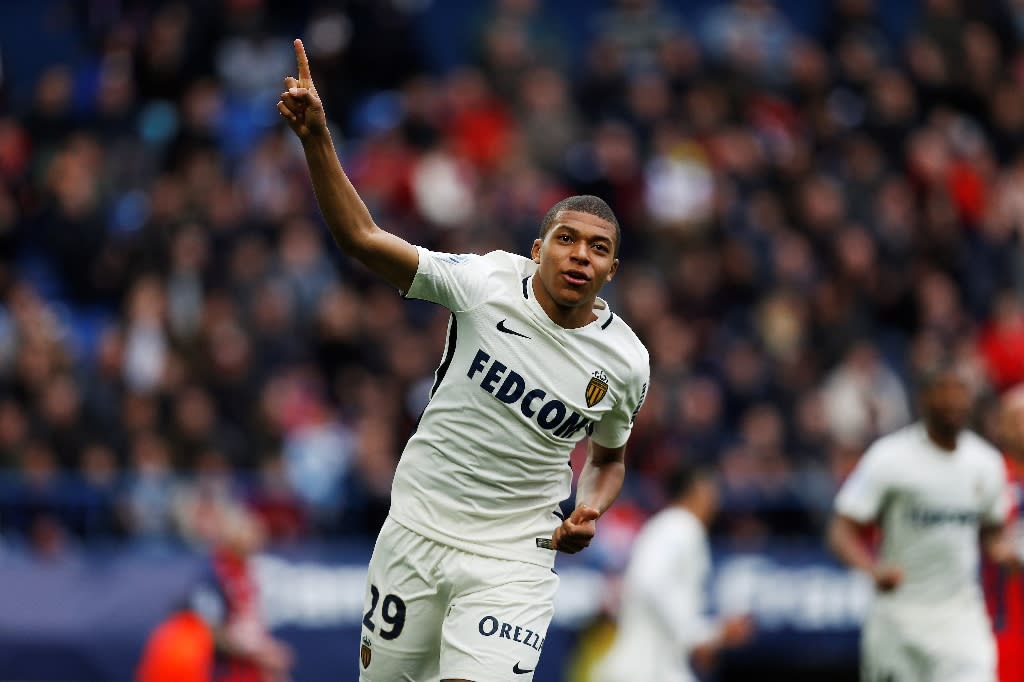 'Phenomenon' Mbappe keeps Monaco ahead of PSG