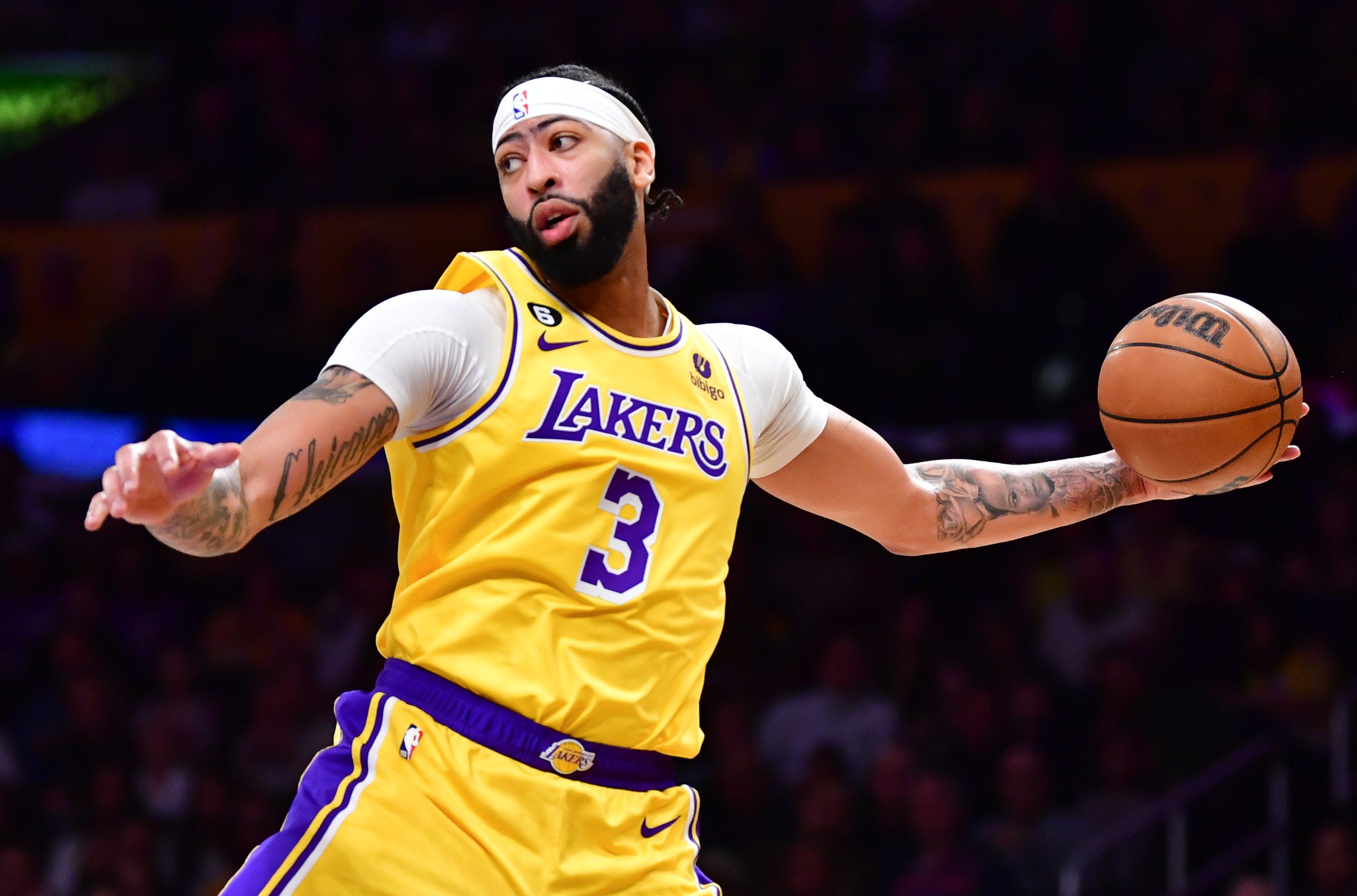 Anthony Davis agrees to three-year, $186 million extension with Los Angeles Lakers