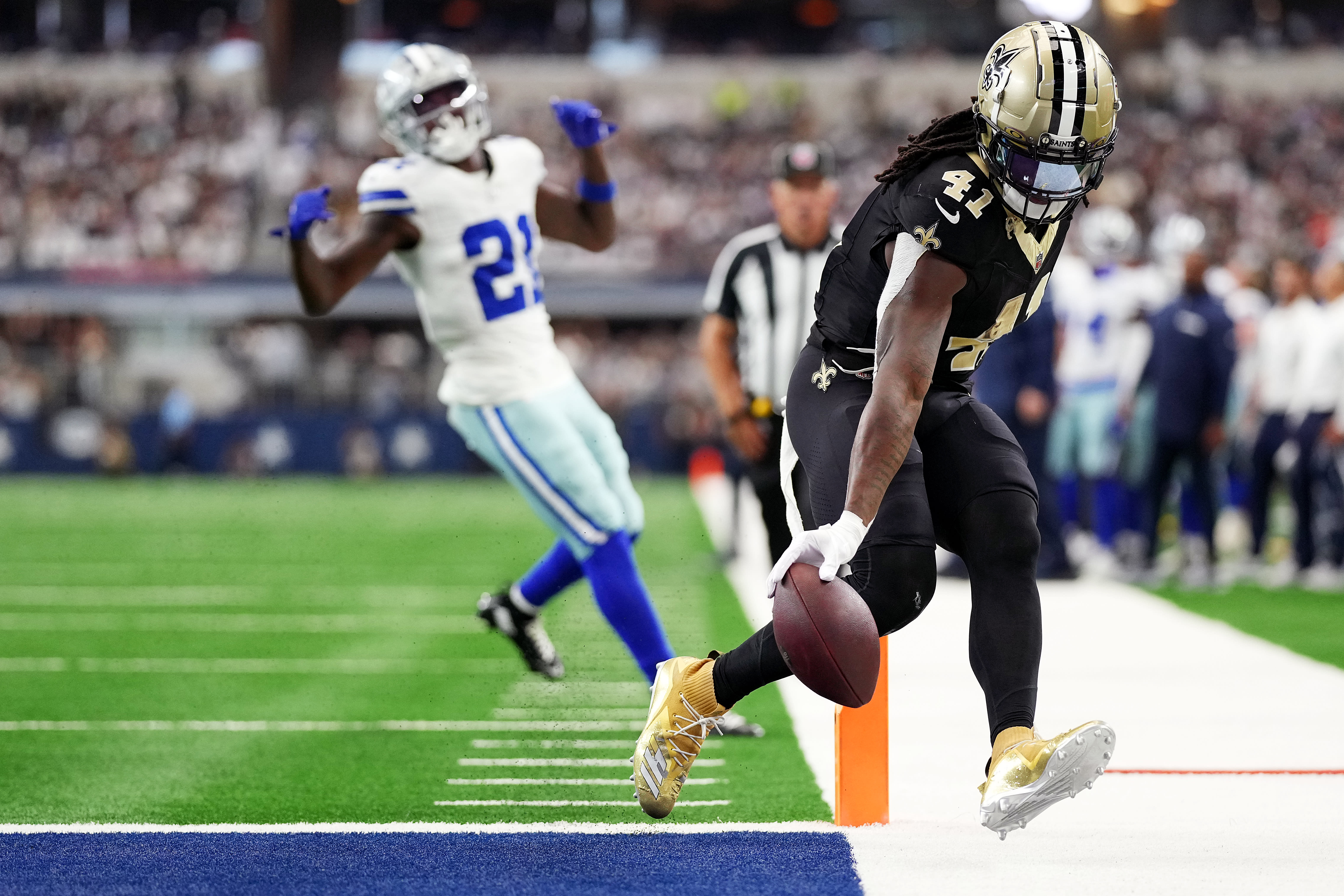 Saints, Alvin Kamara blitz Cowboys in biggest stunner of the NFL season