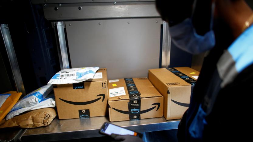 An Amazon worker delivers packages amid the coronavirus disease (COVID-19) outbreak in Denver, Colorado, U.S., April 22, 2020. Picture taken April 22, 2020. REUTERS/Kevin Mohatt