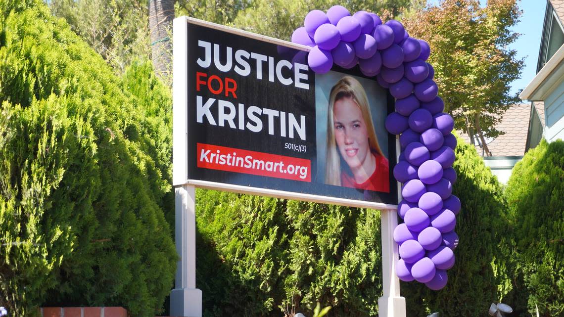 Arroyo Grande Village orné de rubans violets alors que les verdicts de Kristin Smart approchent