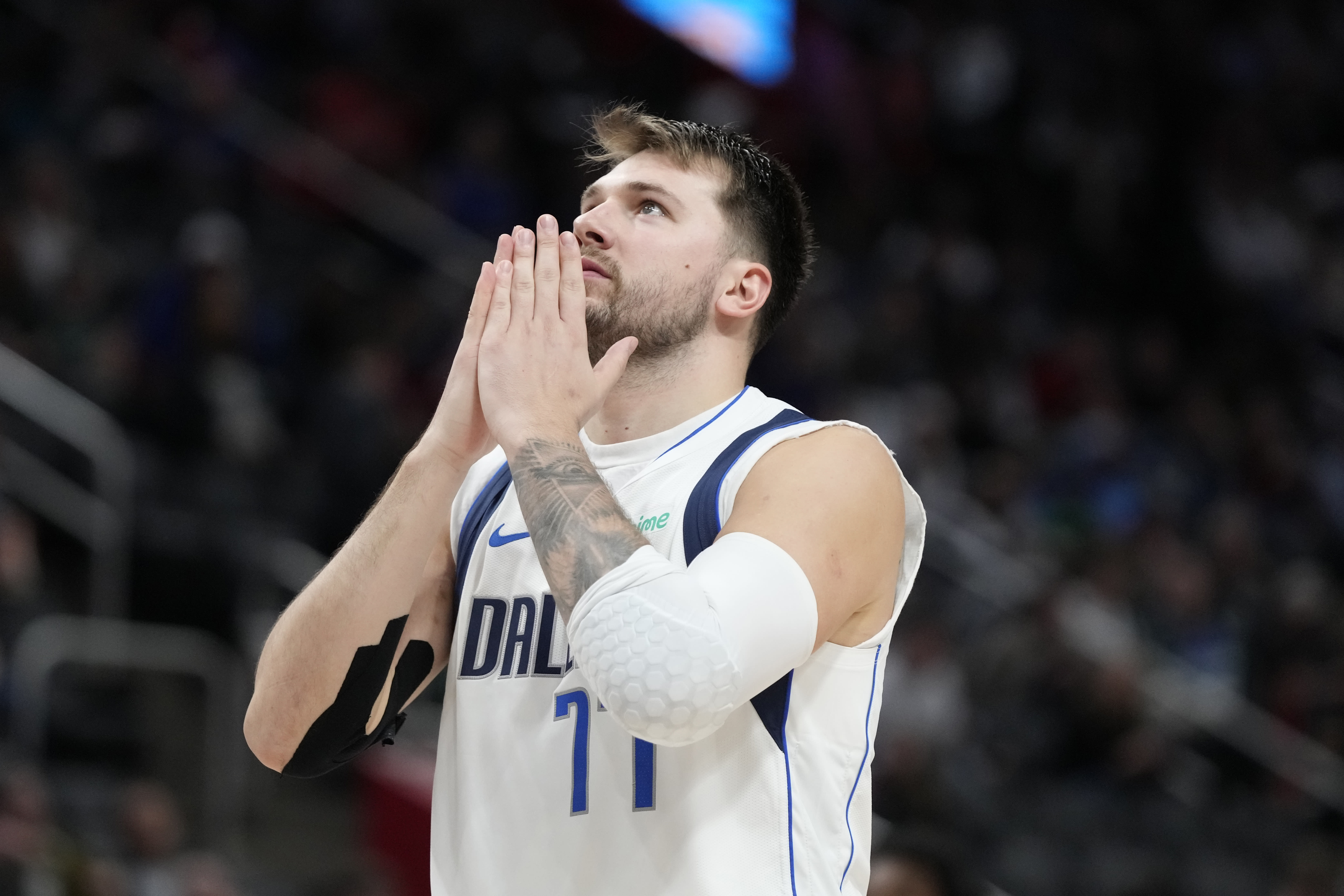 Luka Dončić becomes 1st NBA player with 6 straight 30-point triple-doubles in Mavs' win vs. Pistons