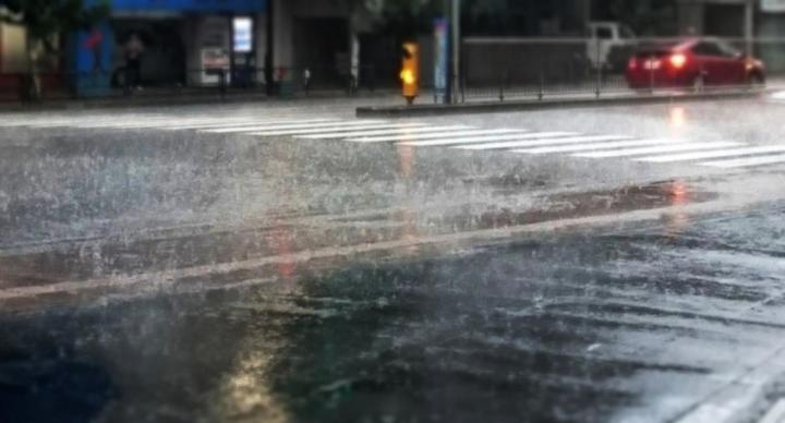 鋒面發威 雨灌高雄颳強陣風