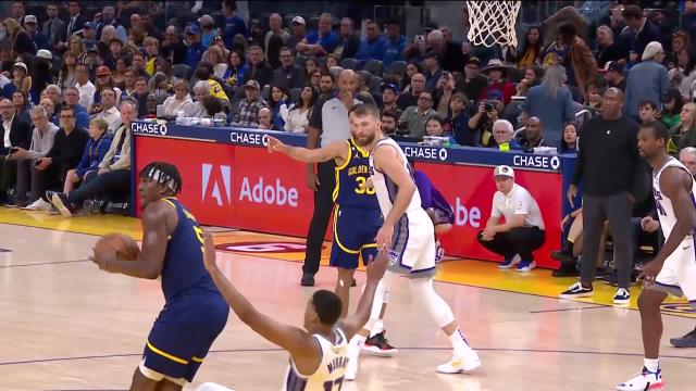 Draymond Green with a dunk vs the Sacramento Kings