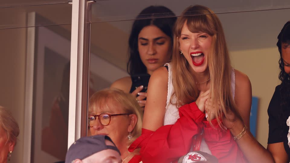 Taylor Swift cheers on Travis Kelce at Kansas City Chiefs game