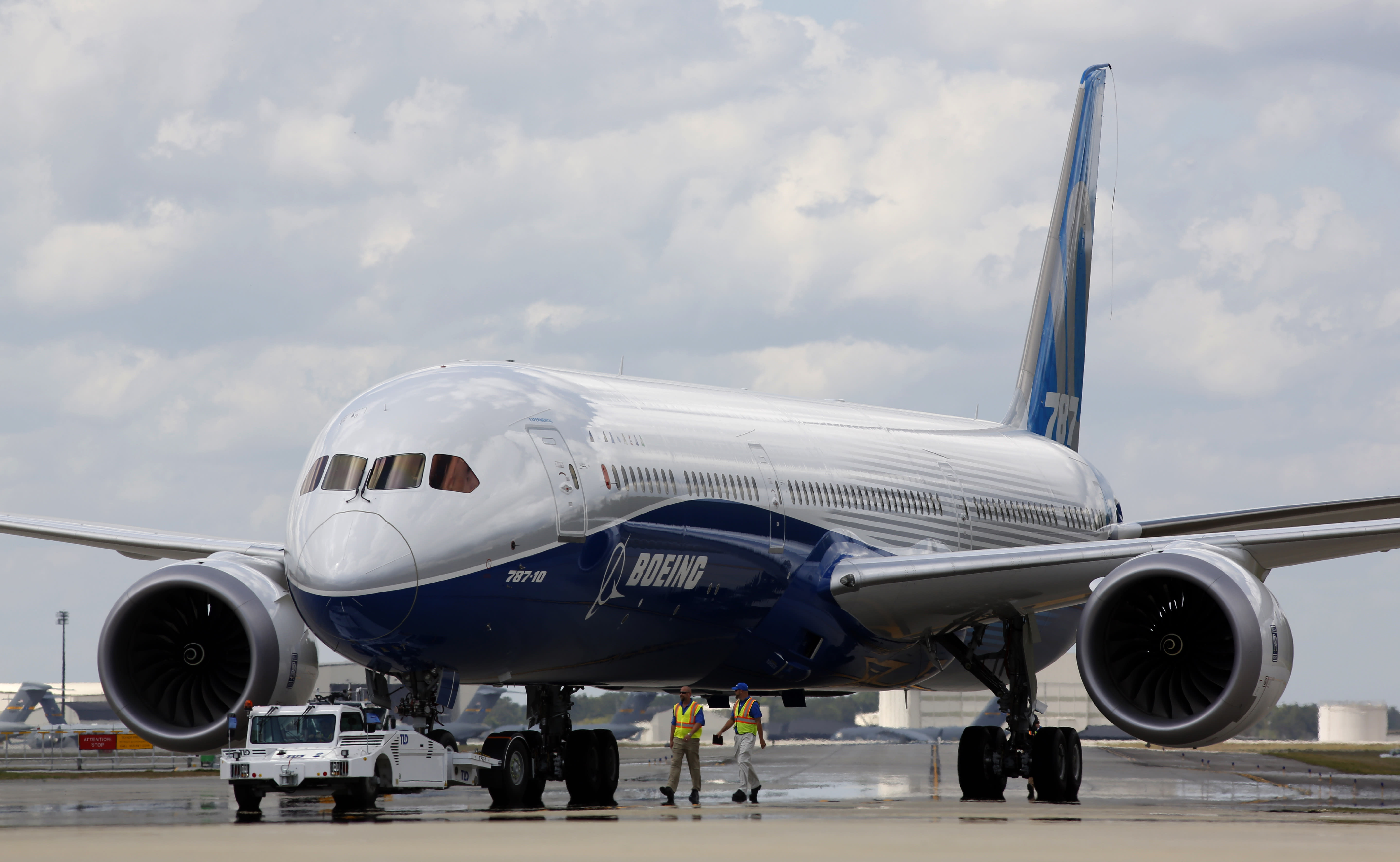 EARNINGS: Boeing stock drops as trade tensions mount [Video]5760 x 3547