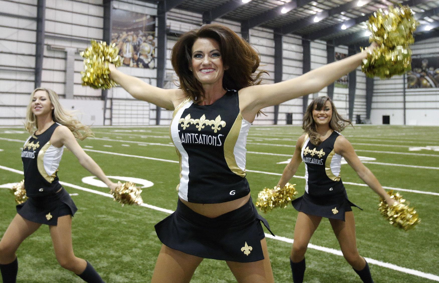 Mother Of 2 Makes Nfl Cheerleading Squad At Age 40 