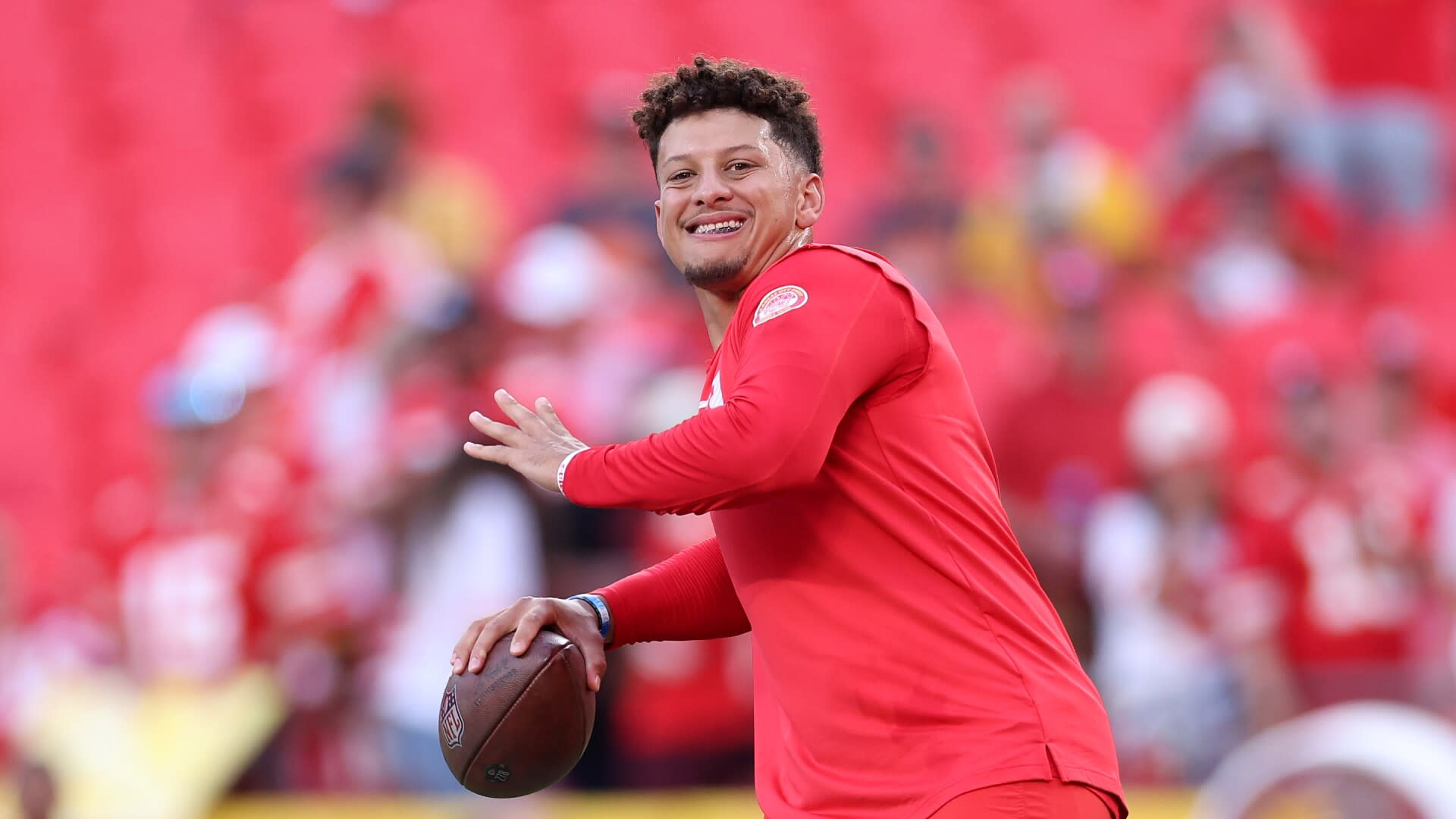 Patrick Mahomes sets all-time franchise passing record, Chiefs lead 13-7