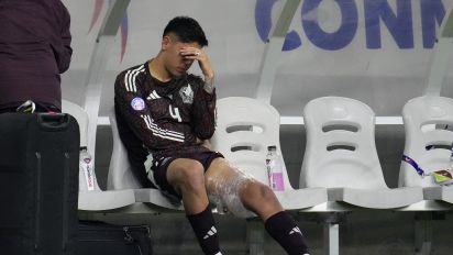 Yahoo Sports - The crushing injury to Álvarez overshadowed the win vs. Jamaica and casts doubt on El Tri's tournament