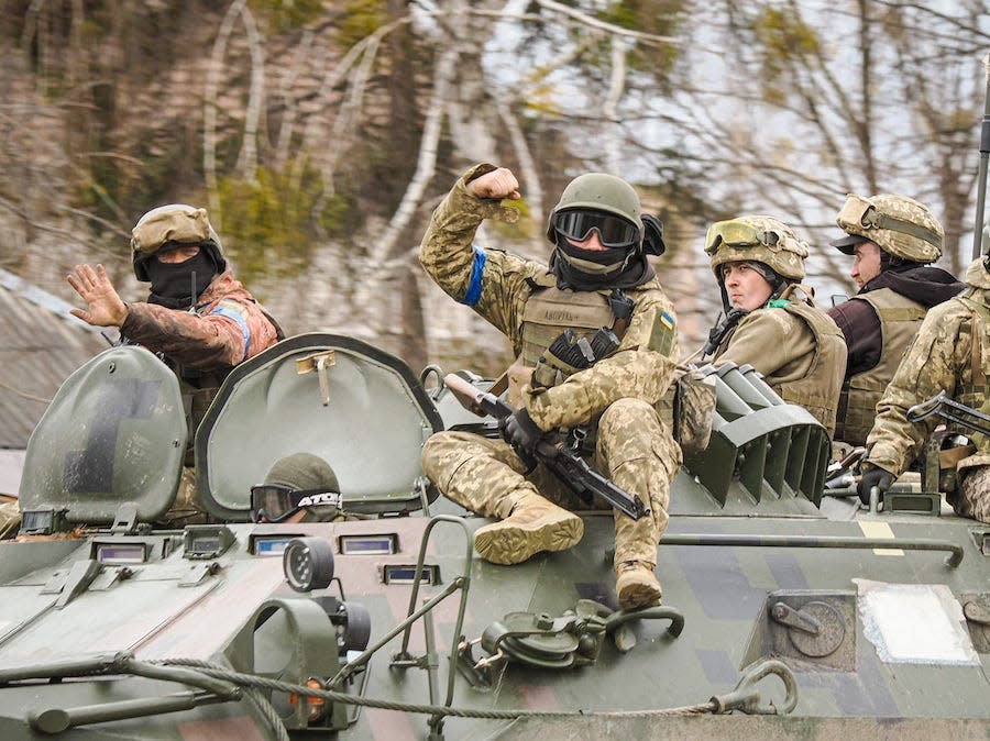 Battlefield videos show Ukrainian troops' skills and Russia's surprisingly ill-t..