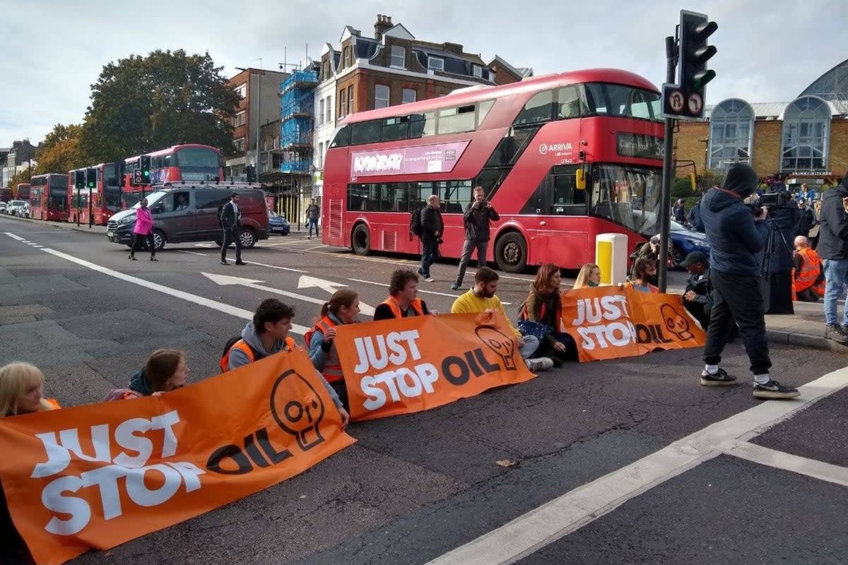 Des militants de Just Stop Oil bloquent des routes à Islington le 22e jour de troubles civils