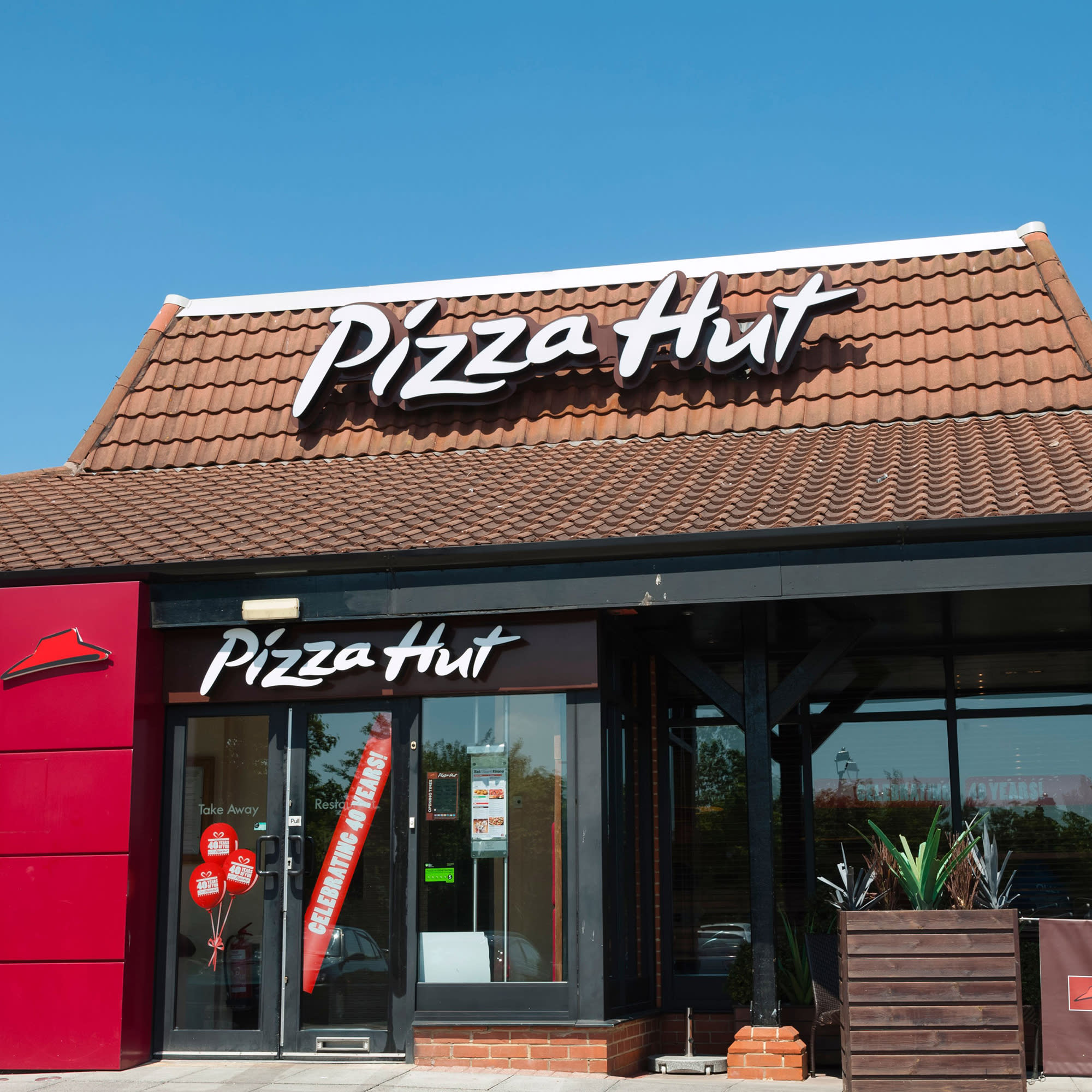 Pizza Hut to close up to 300 locations