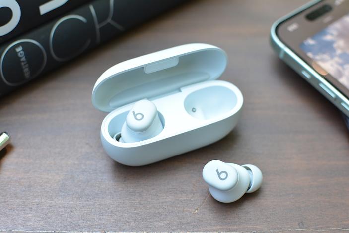 The Solo Buds carry a similar overall design to other recent Beats earbuds. 