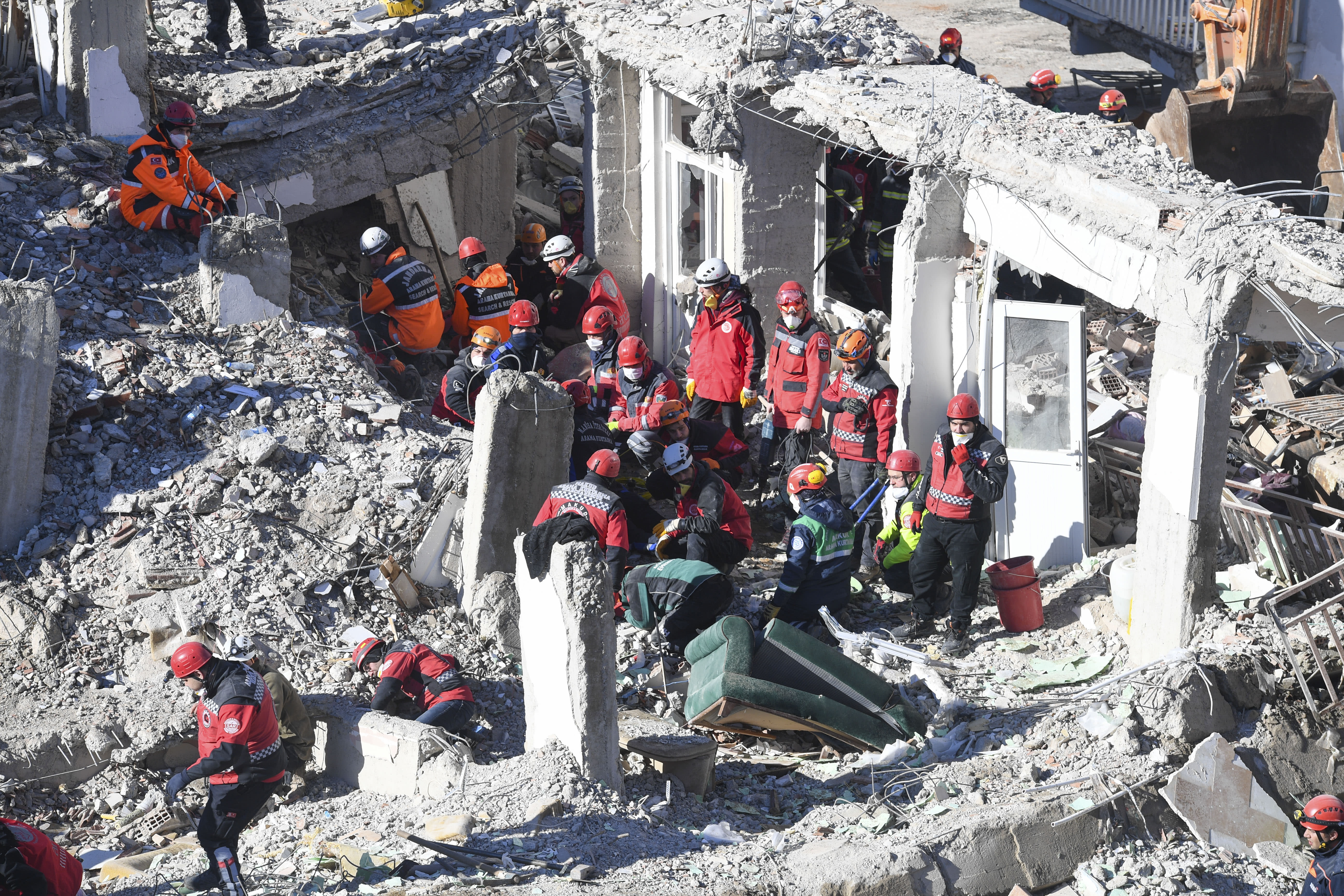 Turkish rescuers find last quake victims; death toll hits 41