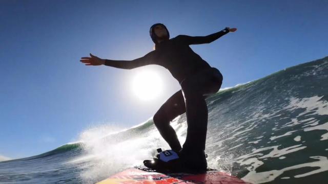 Surf Justine Dupont Dompte Une Vague Geante A Nazare