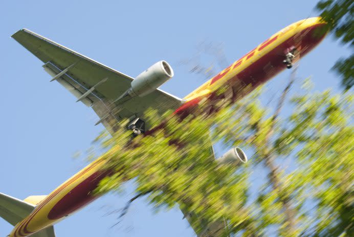 Avión se parte en dos tras aterrizaje de emergencia en aeropuerto: ‘Daño extenso’