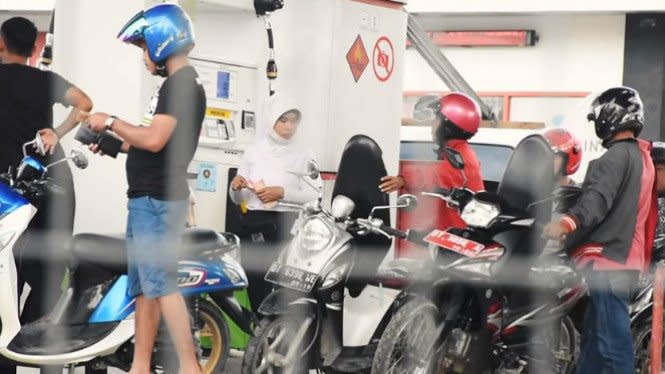 Tahu Gak Turun  dari Sepeda  Motor  Saat Isi Bensin Bisa 