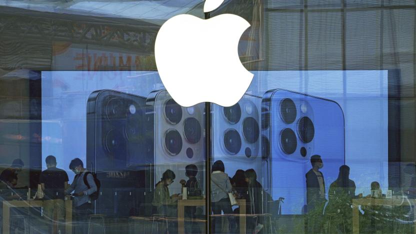 ARCHIVO - Clientes revisan productos de iPhone en una tienda de Apple en Beijing, el 28 de septiembre de 2021. (AP Foto/Andy Wong, archivo)