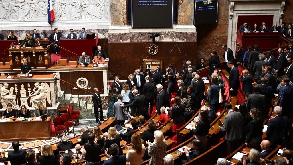 Photo of Un tollé avec le gouvernement français forçant le budget à travers un parlement divisé