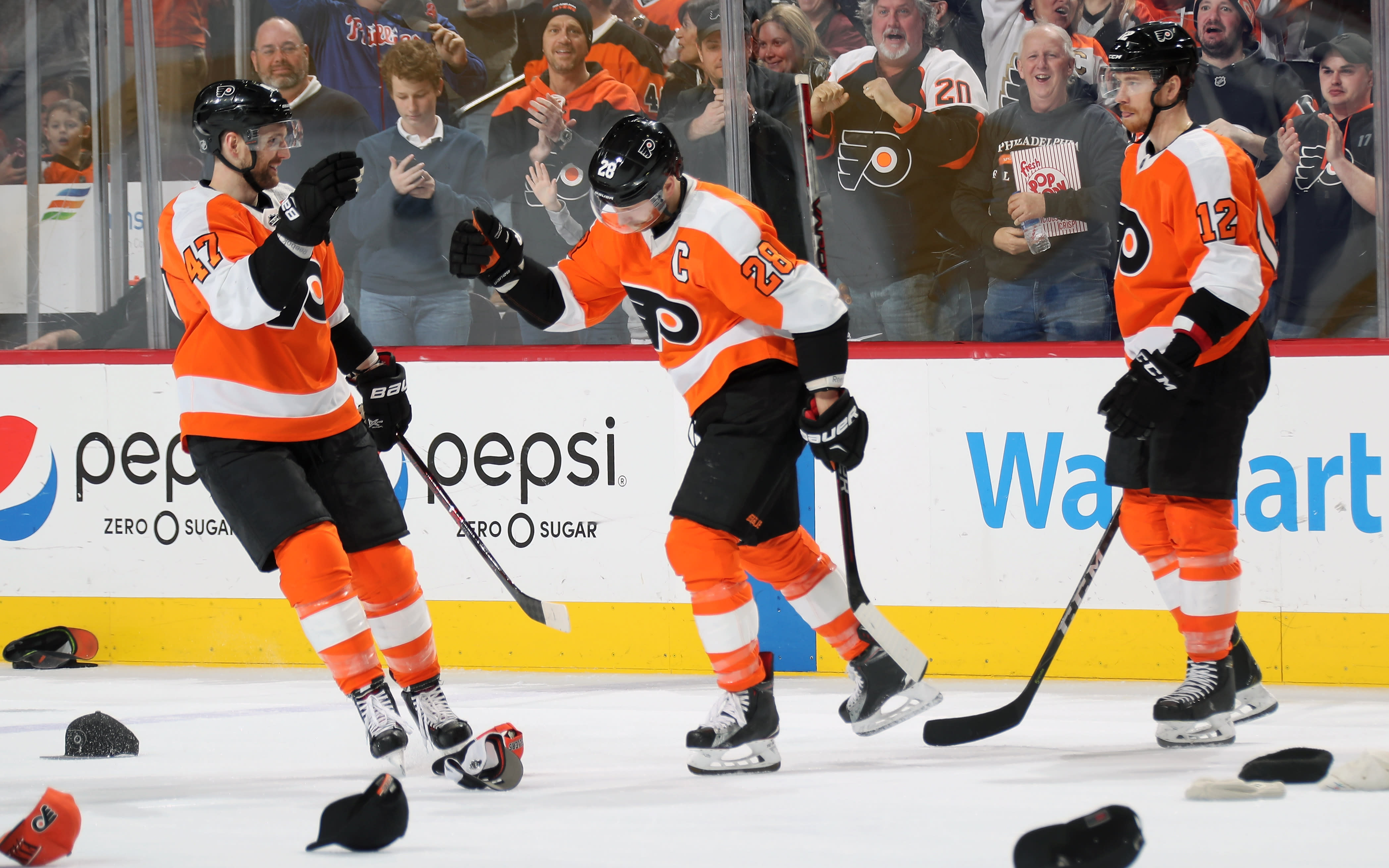 Giroux sends Flyers to playoffs with 