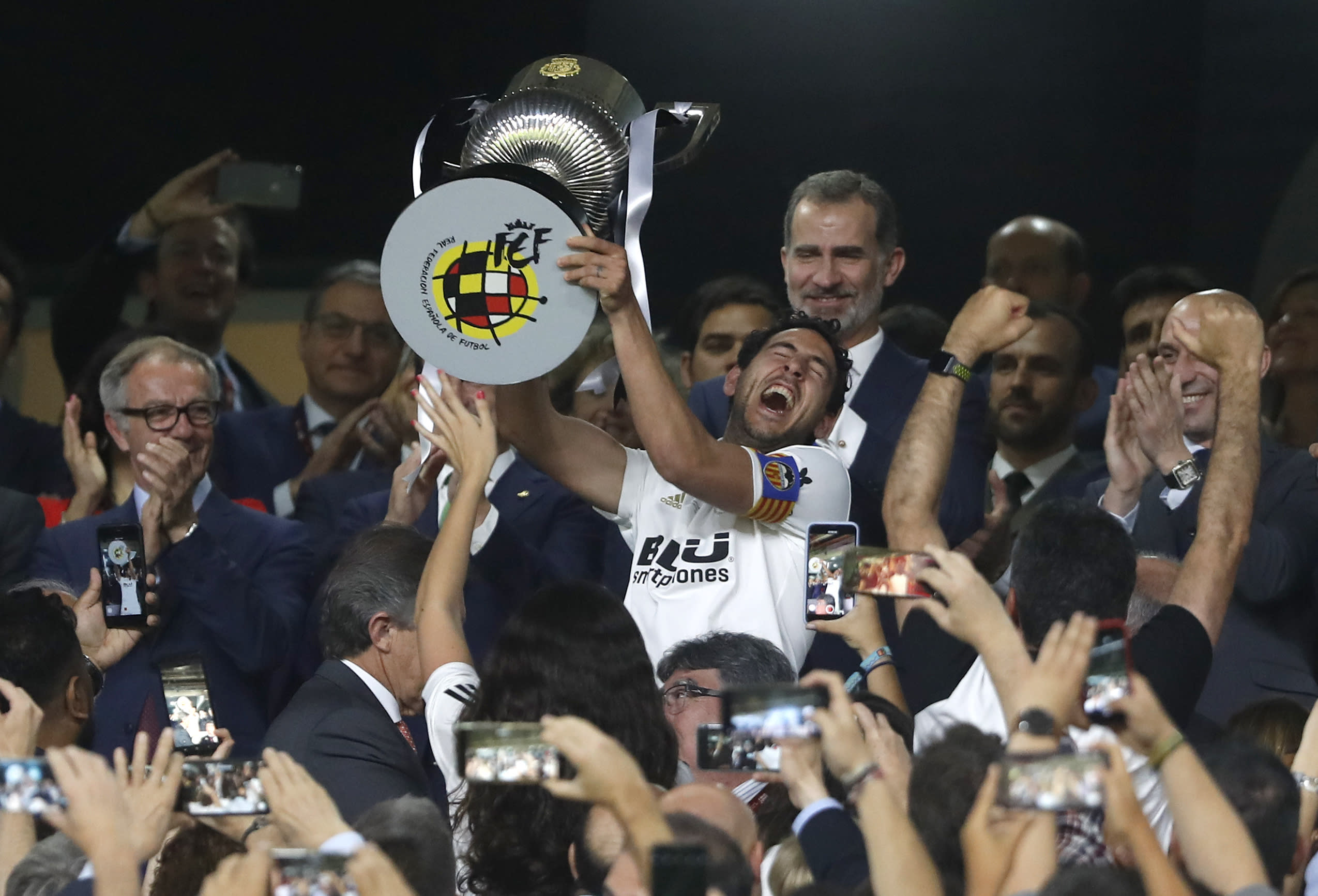 Valencia beats Barcelona 21 to win the Copa del Rey