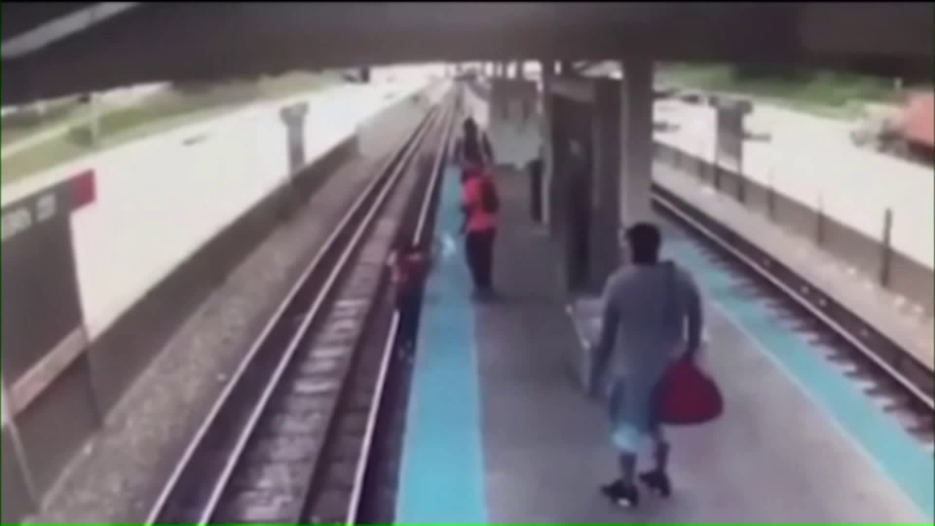 Video Appears To Show Woman Killed On Chicago Train Tracks Was Not Helped Despite People On 