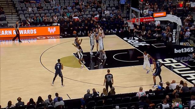 Jalen Suggs with an assist vs the San Antonio Spurs