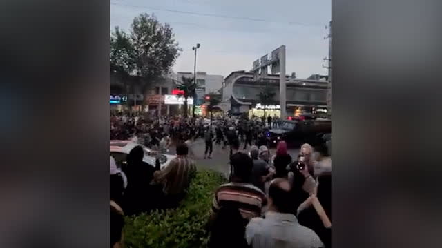 Les manifestants se précipitent vers une voiture de police à Amol alors que les manifestations en Iran se poursuivent