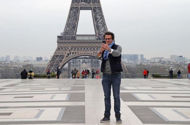 selfie paris eiffel tower