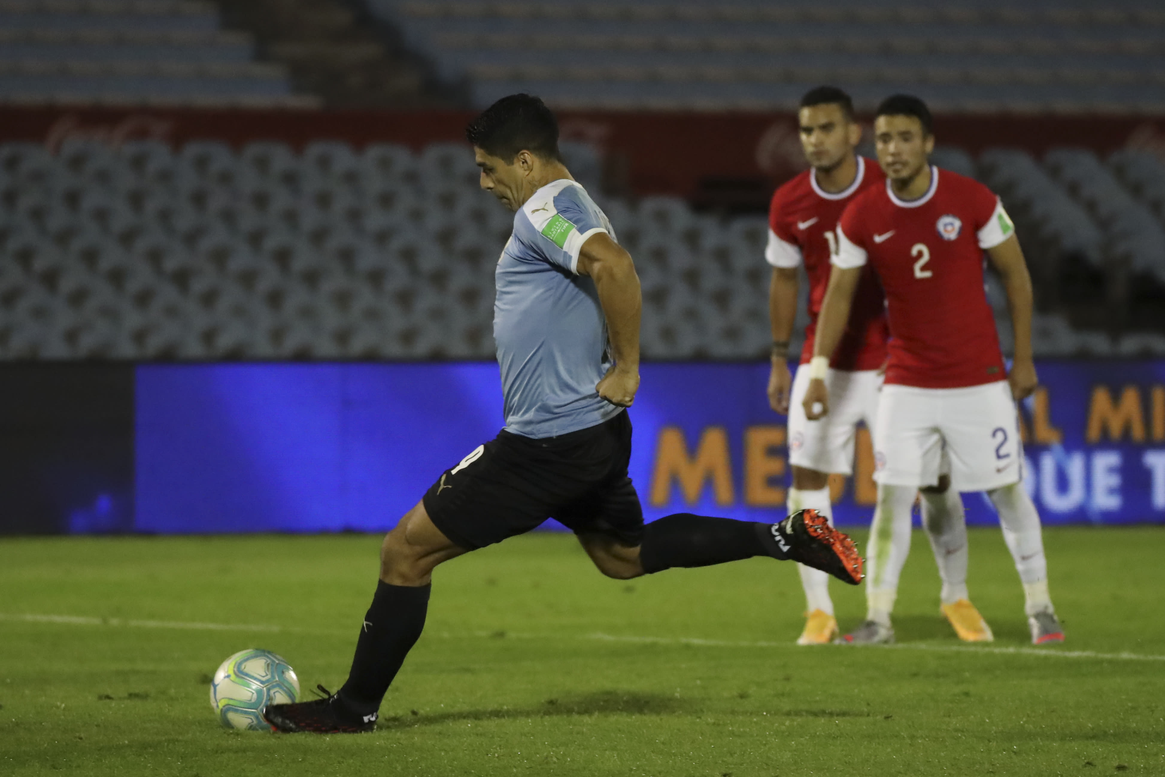 Чили уругвай. Уругвай Санчес. Luis Suarez Uruguay Qualifiers 2022 Qatar. Sad Suarez Uruguay. Инес Суарес Чили.