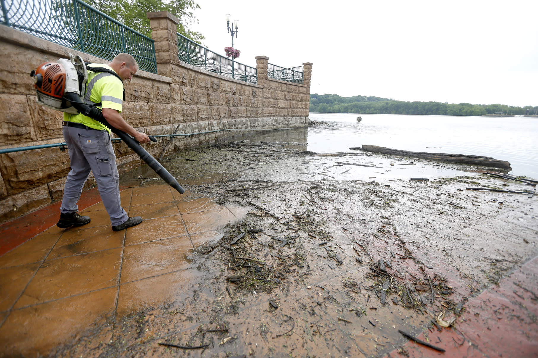 Mississippi River dropping below flood stage in Iowa
