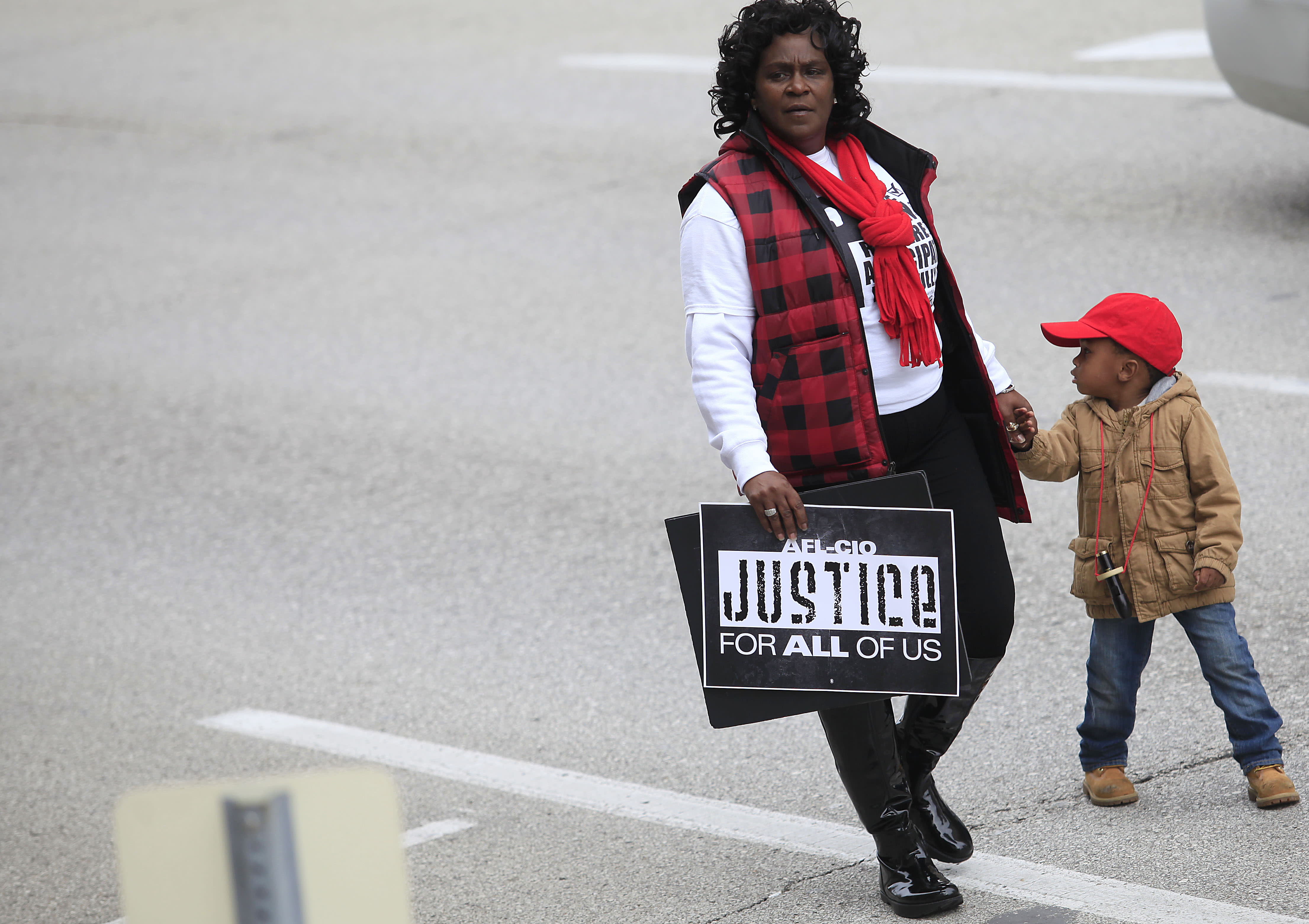 Thousands protest in St Louis over Ferguson shooting