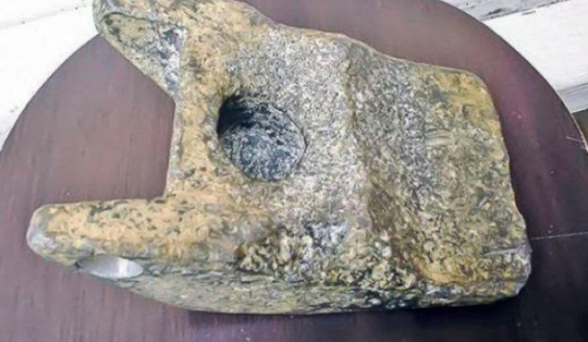 experts-think-this-ancient-metal-object-is-part-of-a-250-000-year-old-ufo