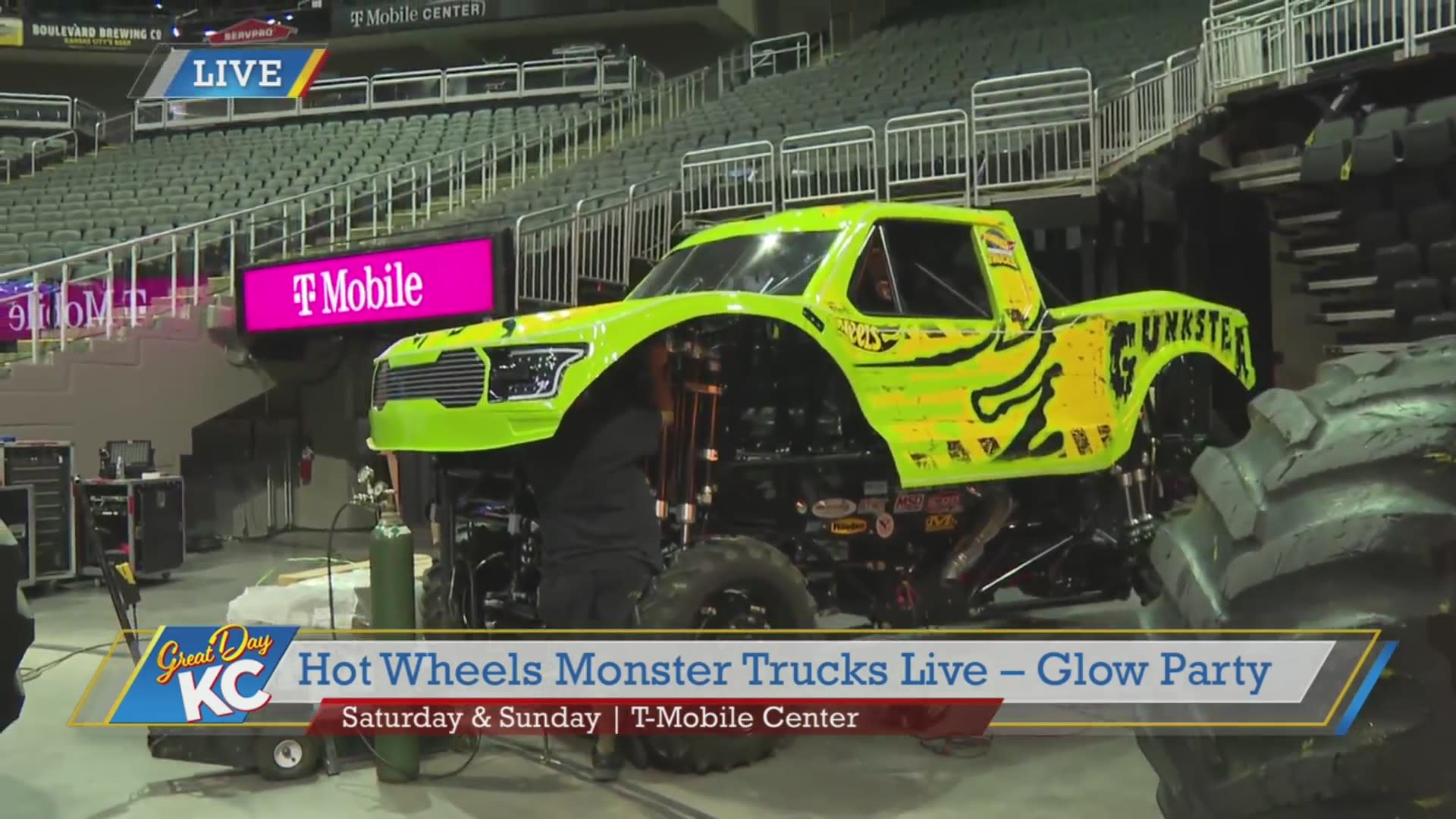 Hot Wheels Monster Trucks Live Glow Party