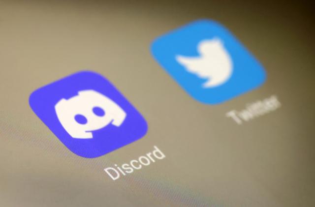 Discord and Twitter app icons are seen in this illustration taken November 7, 2022. REUTERS/Dado Ruvic/Illustration