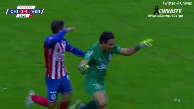 Chivas goalkeeper scores from his own penalty area in Mexican football match